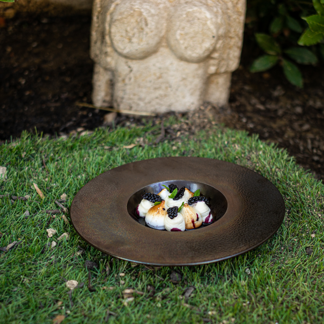 black ginger catering tartes - îles flottantes με berries