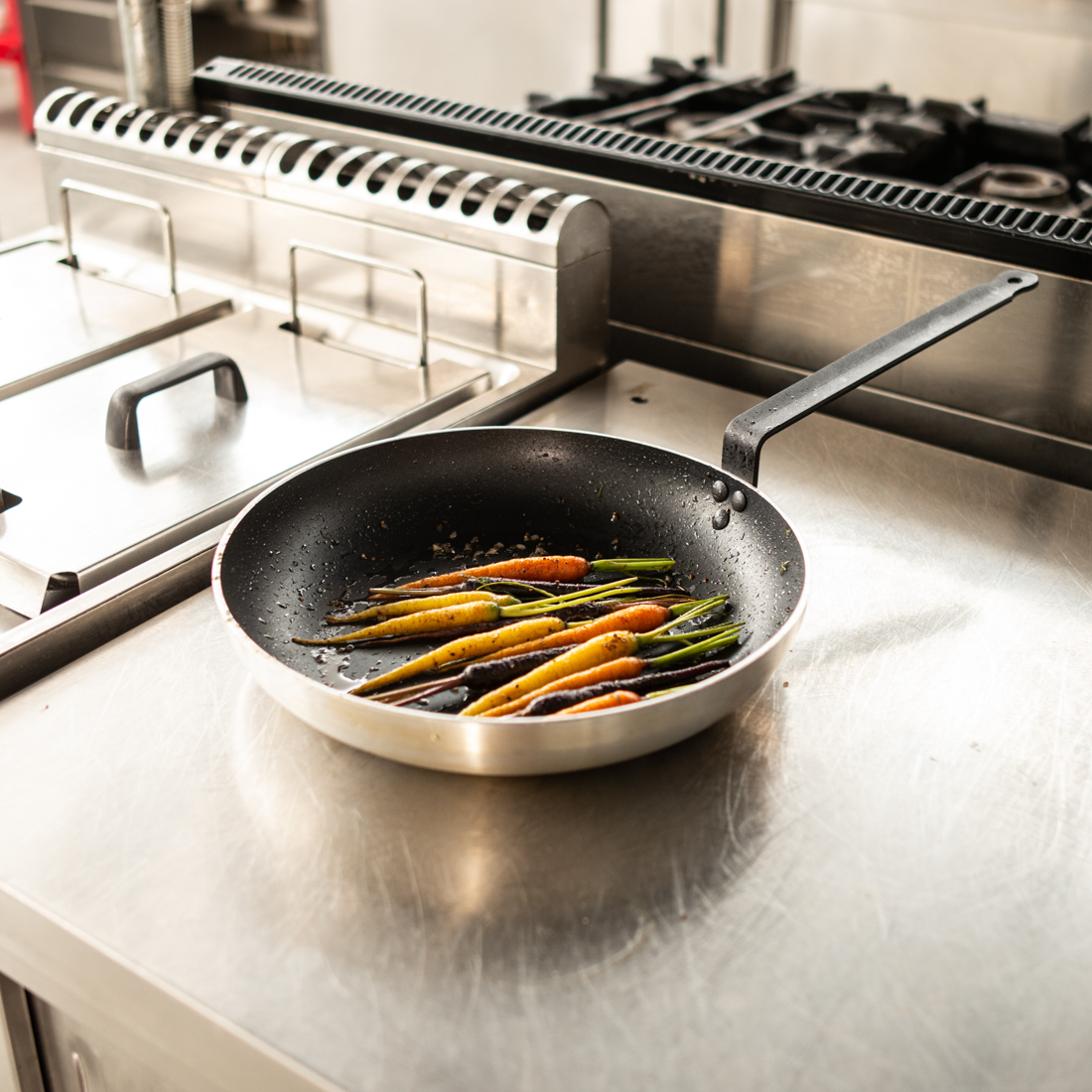 black ginger catering πιάτα πολύχρωμα καρότα baby σωταρισμένα