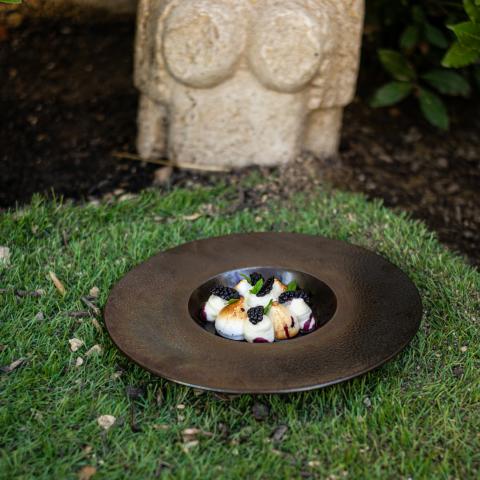 black ginger catering tartes - îles flottantes με berries