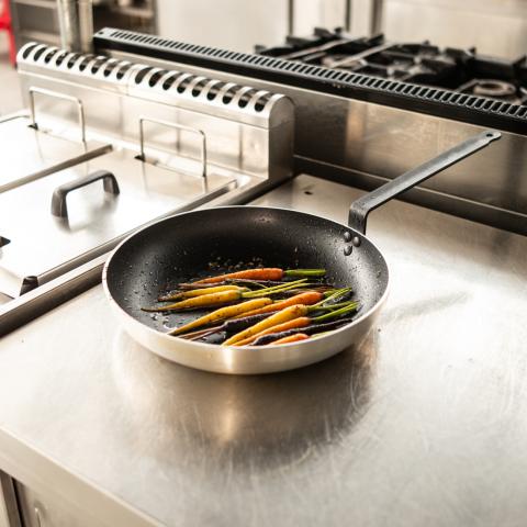 black ginger catering πιάτα πολύχρωμα καρότα baby σωταρισμένα