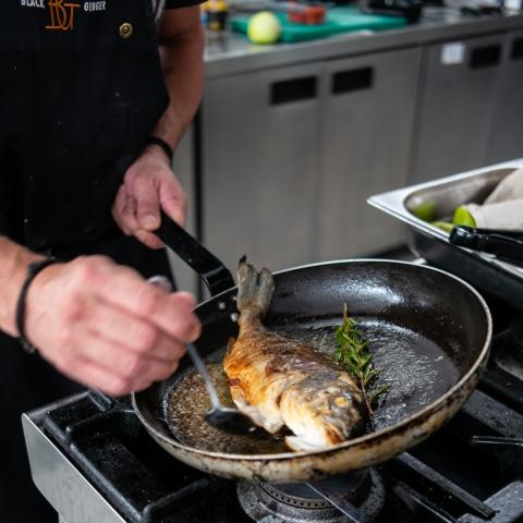 black ginger catering πιάτα τσιπούρα τηγάνισμα