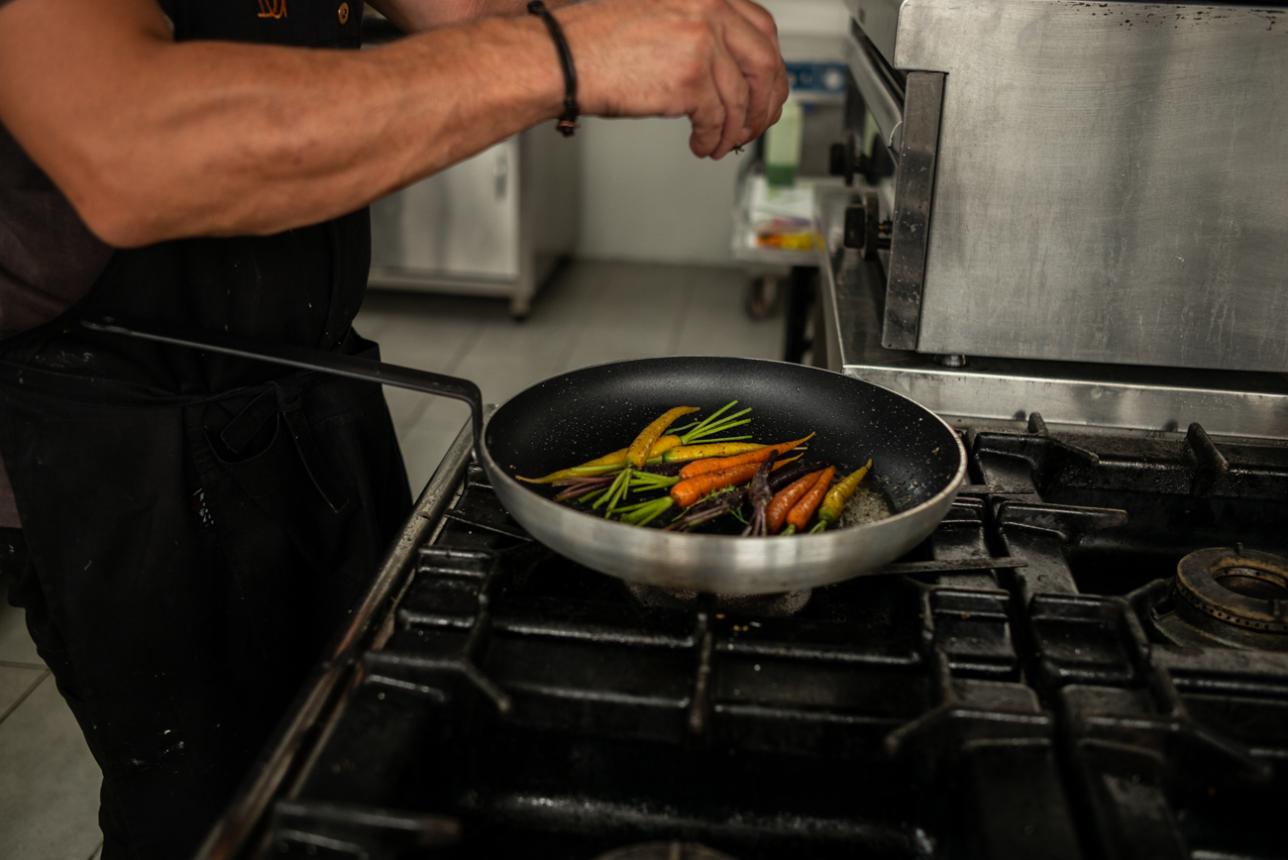 Καρυκεύοντας ψητά καρότα baby στο τηγάνι