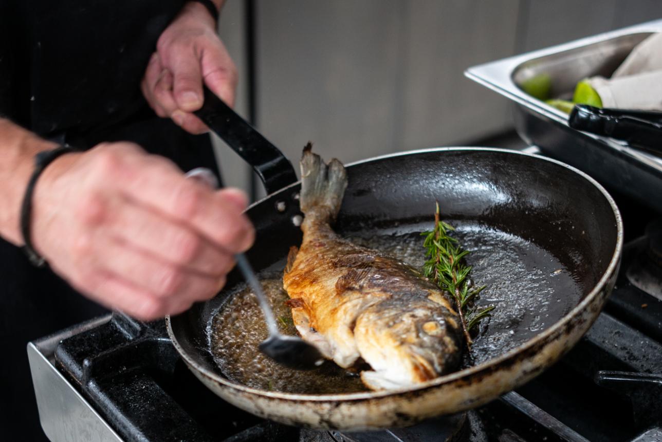 Τσιπούρα ψητή με σάλτσα βουτύρου, δενδρολίβανου και σκόρδου